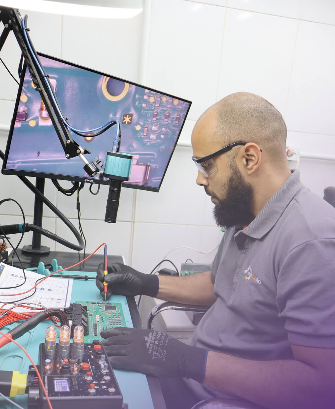 Técnico da Ecotec reparando módulo eletrônico em bancada com microscópio